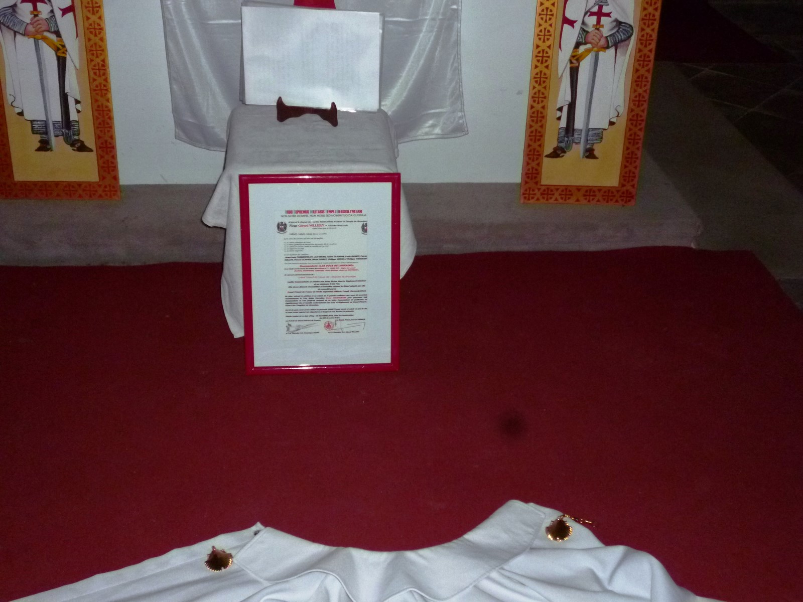 CHAPITRE DANS L'EGLISE DU VILLAGE D'HUGUES DE PAENS JUIN 2014