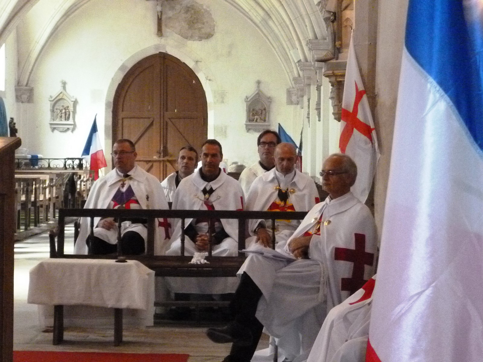 CHAPITRE DANS L'EGLISE DU VILLAGE D'HUGUES DE PAENS JUIN 2014