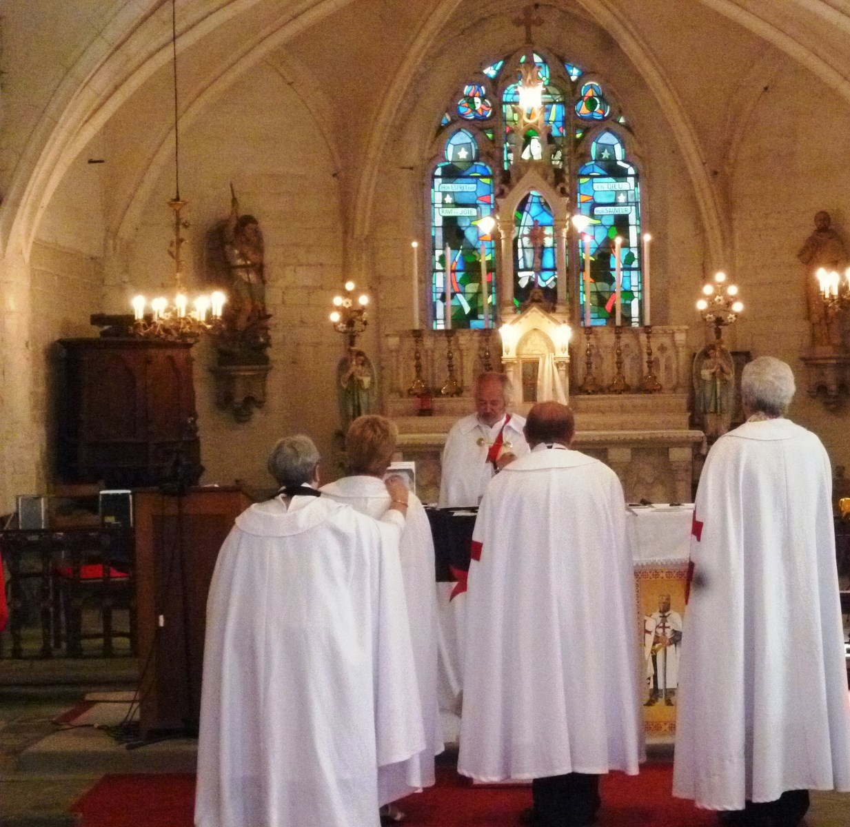 CHAPITRE DANS L'EGLISE DU VILLAGE D'HUGUES DE PAENS JUIN 2014