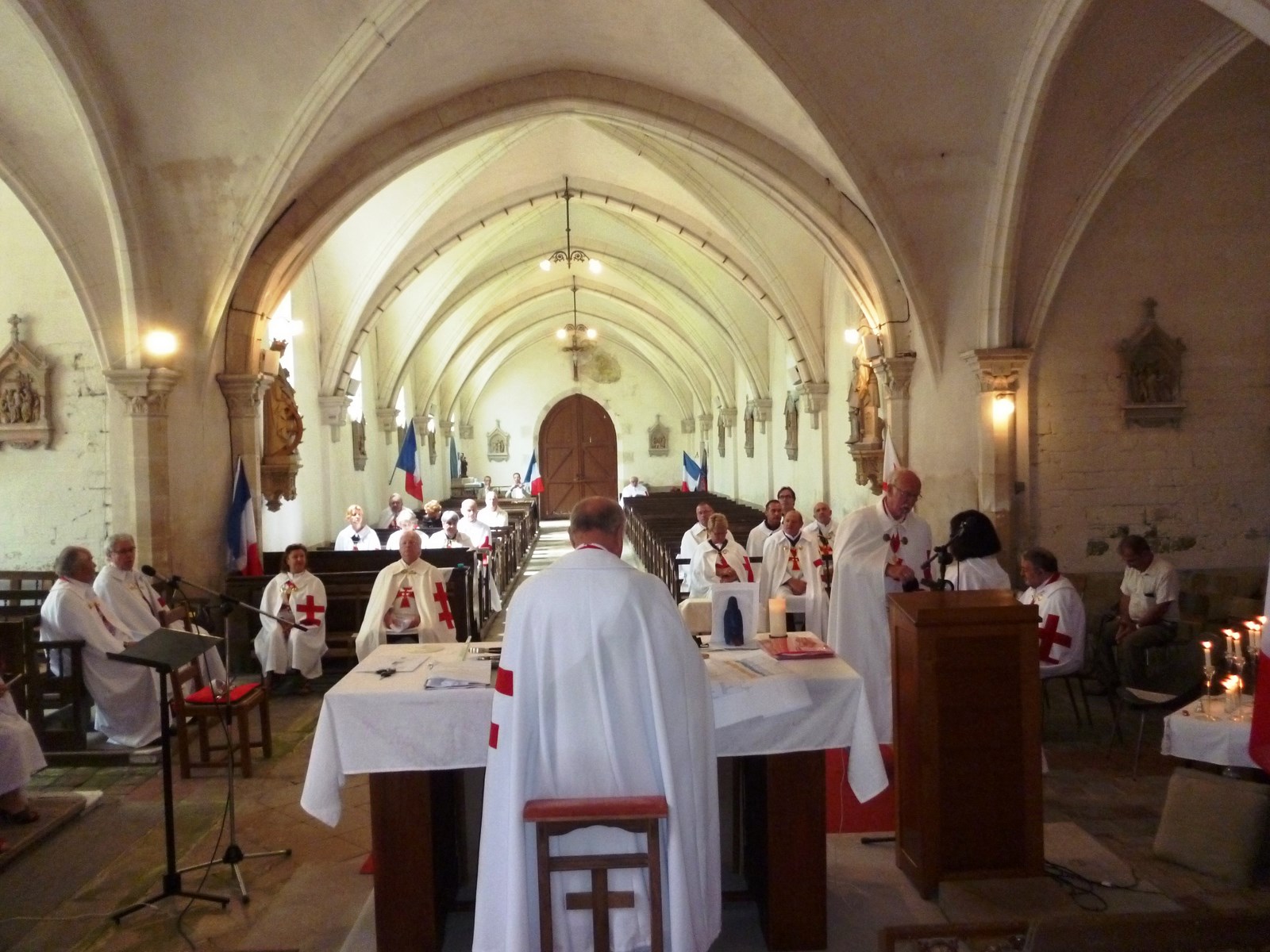 CHAPITRE DANS L'EGLISE DU VILLAGE D'HUGUES DE PAENS JUIN 2014